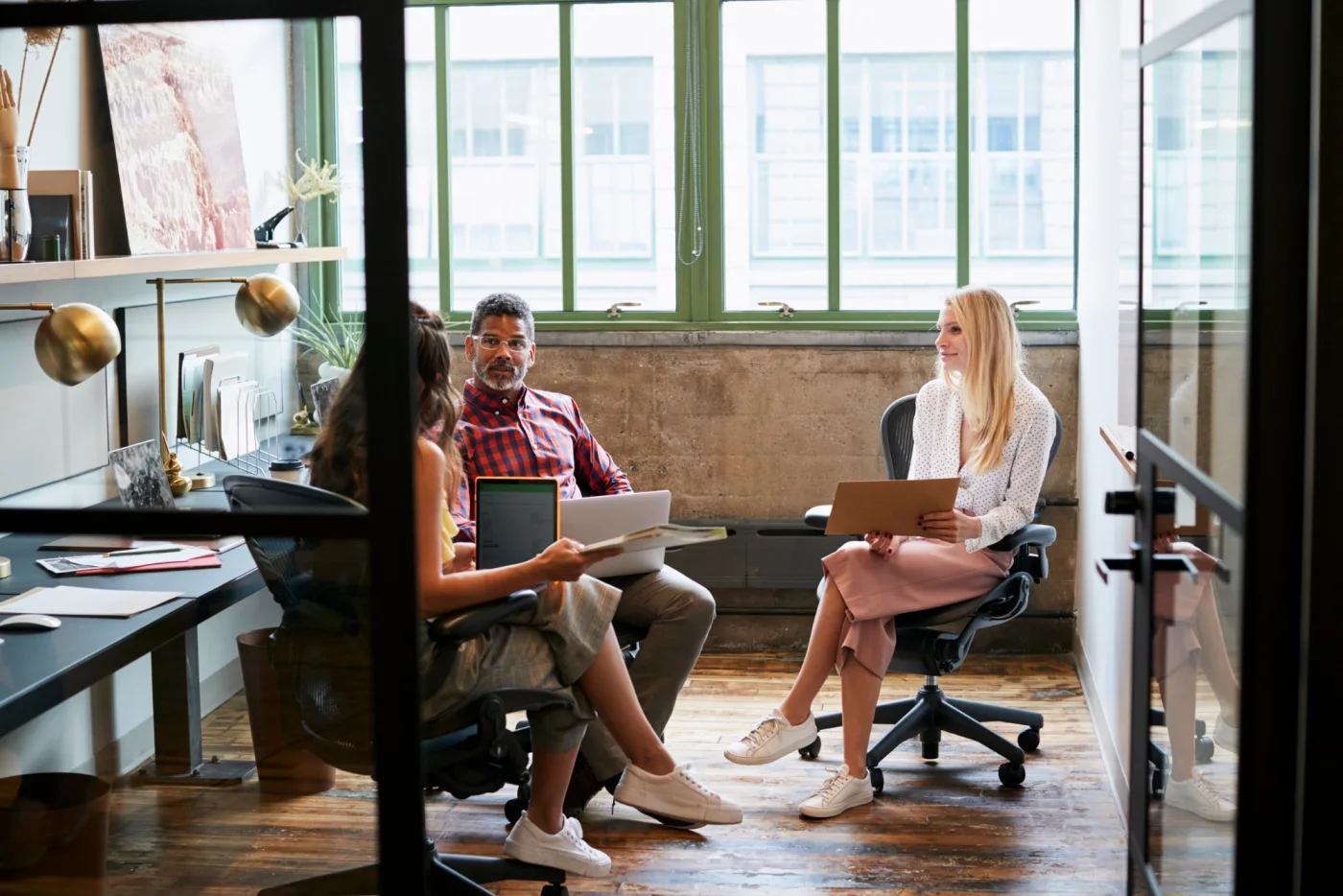 Team bespricht Tool-Integration im Büro