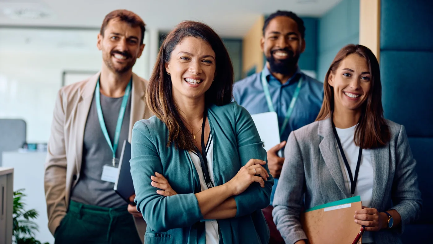Team im Büro, das Gespräche aus dem Voice-Agenten übernimmt